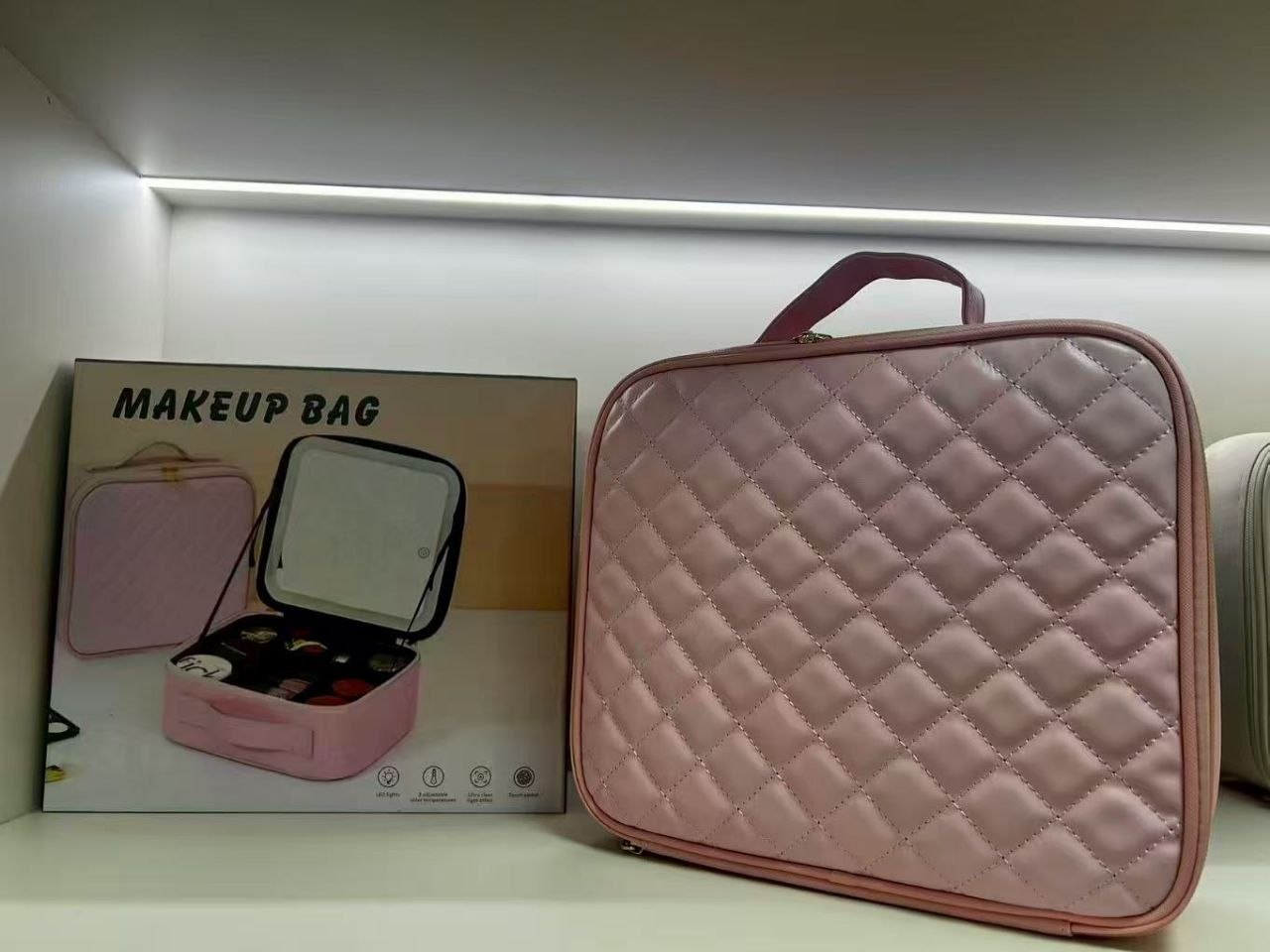 MAKE-UP BAG WITH RECHARGEABLE LIGHT