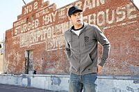 NEA141 CHAMARRA TERMICA CON CAPUCHA CABALLERO NEW ERA 