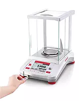 Balanza analítica Adventurer. Capacidad de 320 g y precisión de 0.1 mg. Calibración interna AutoCal. Marca Ohaus. Modelo AX324