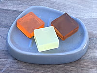 Lot de 3 petits savons aux huiles essentielles Lot de 3 petits savons aux huiles essentielles