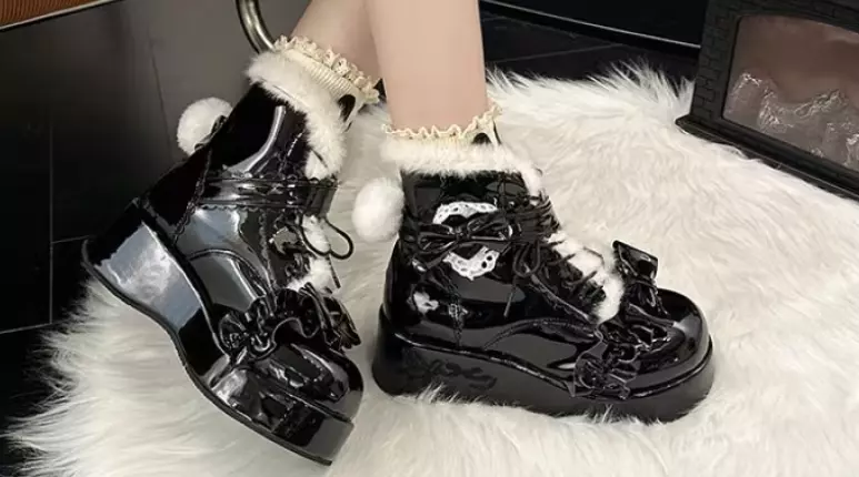 Pom-Pom Boots NEW