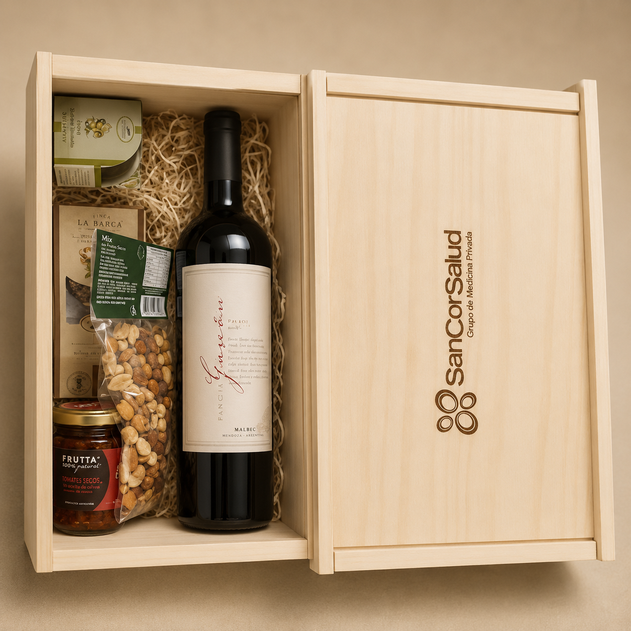 Regalo para Sancor Salud con productos gourmet y vino en caja de madera con logo