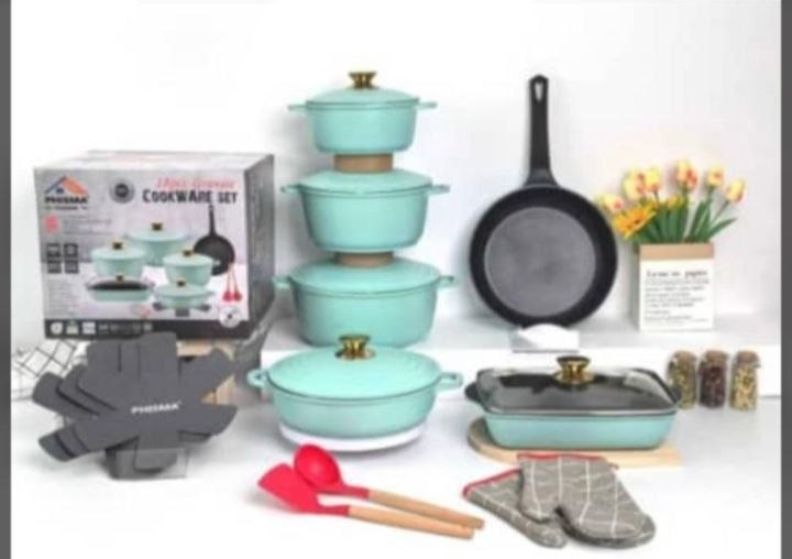 SET OF 6 CAST IRON POTS WITH ACCESSORIES