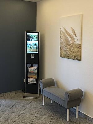 destination.kiosk 22-Zoll INDOOR inkl. Prospektfächer destination.kiosk 22-Zoll INDOOR inkl. Prospektfächer