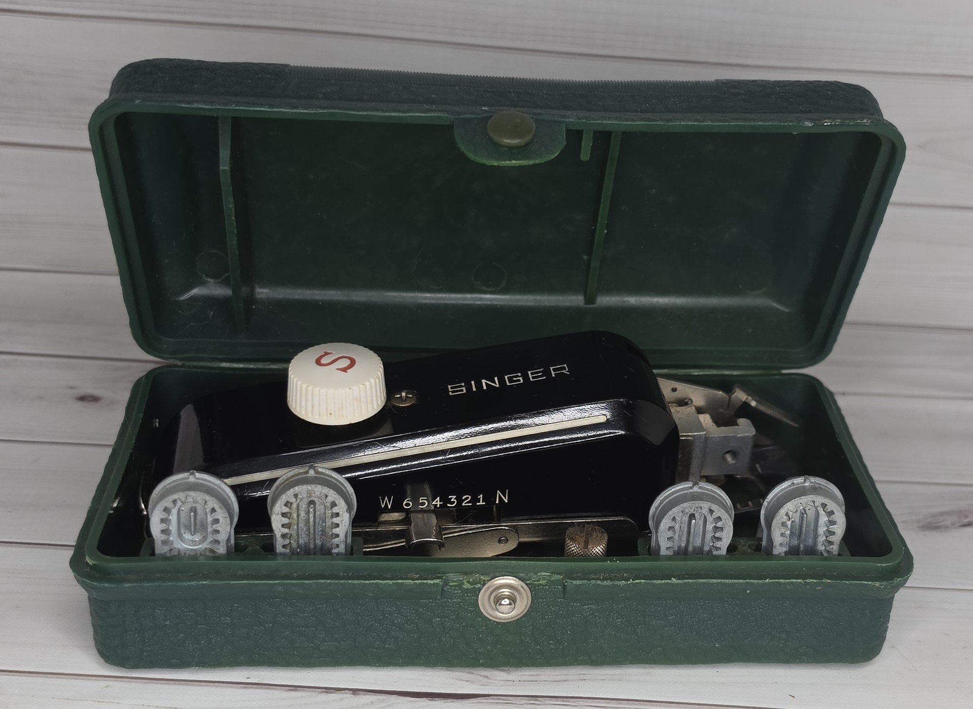 SINGER Buttonholer Attachment Set w/ Case  MPN 160506