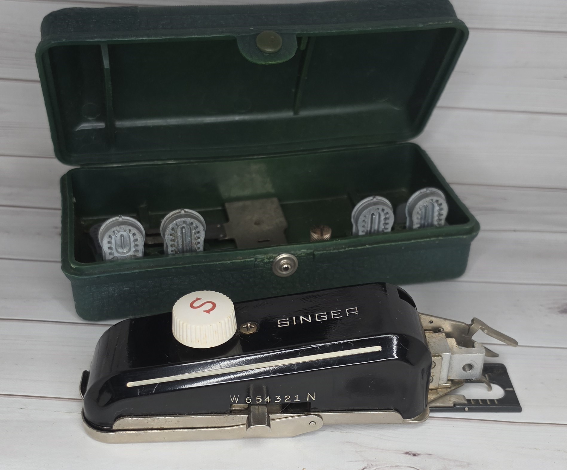 SINGER Buttonholer Attachment Set w/ Case  MPN 160506