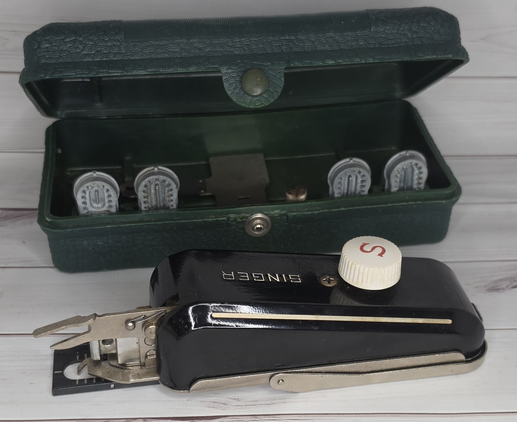SINGER Buttonholer Attachment Set w/ Case  MPN 160506