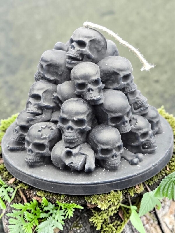 Skull Mountain Candle - Black, Unscented