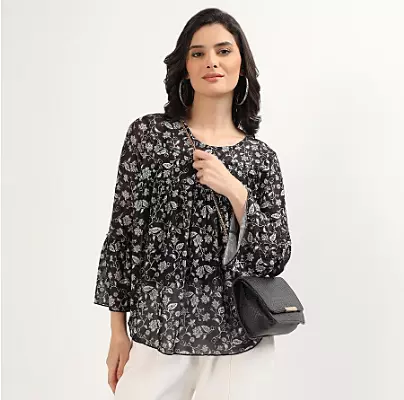 TOP NEGRO DE CUELLO REDONDO CON ESTAMPADO FLORAL