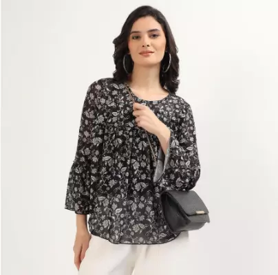 TOP NEGRO DE CUELLO REDONDO CON ESTAMPADO FLORAL