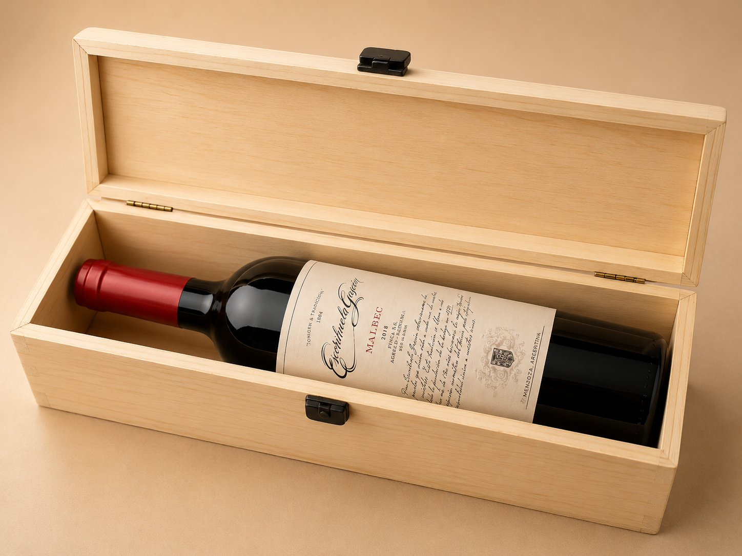 Vino en caja de madera con logo para Lightech