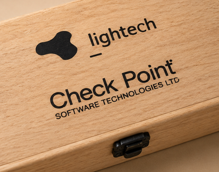 Vino en caja de madera con logo para Lightech