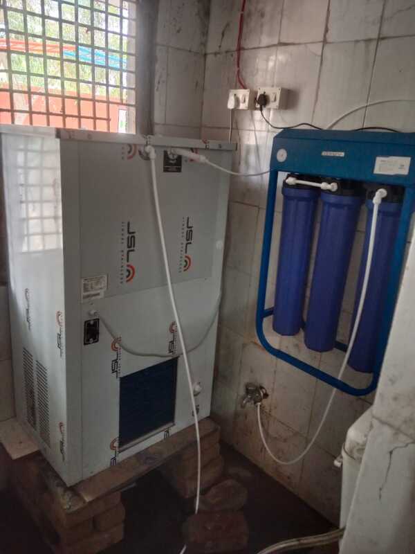 Industrial water purifier with UV sterilization technology.