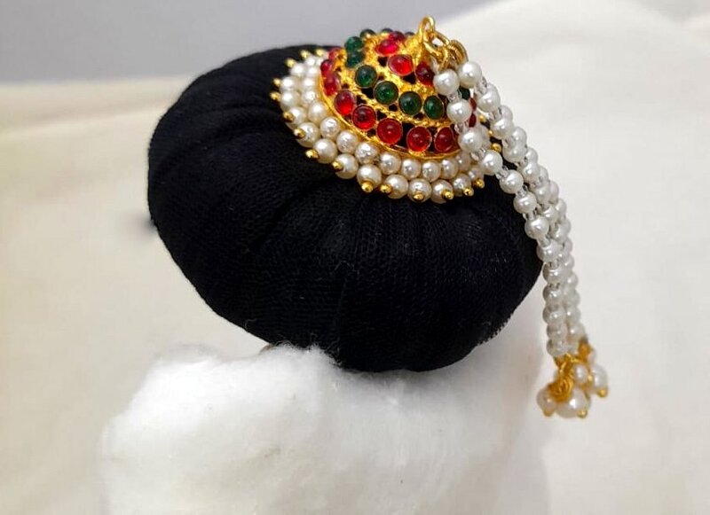 Andal Kondai - Red and Green Kempstones Hair Accessory