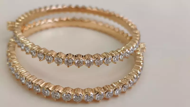 Openable comfort fit bangle