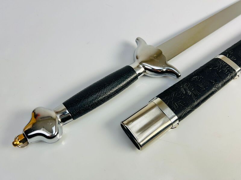 Espada con funda negra para niños