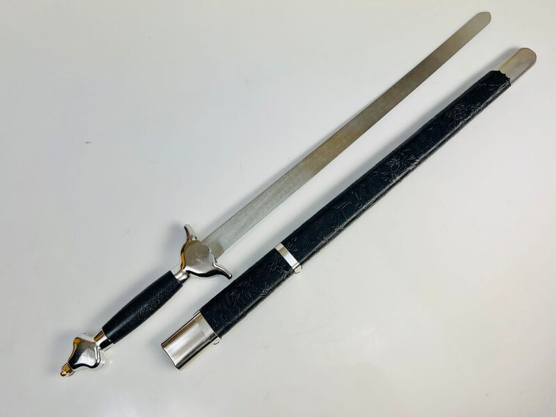 Espada con funda negra para niños