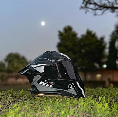 STEELBIRD SBH-61 ISS SXE RACE-X GLOSSY BLACK/SILVER C/V 580MM WITH ANTIFOG(EXLUSIVE)