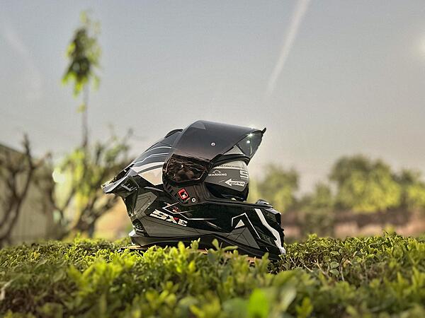 STEELBIRD SBH-61 ISS SXE RACE-X GLOSSY BLACK/SILVER C/V 600MM WITH ANTIFOG(EXLUSIVE)