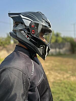 STEELBIRD SBH-61 ISS SXE RACE-X GLOSSY BLACK/SILVER C/V 620MM WITH ANTIFOG(EXLUSIVE)