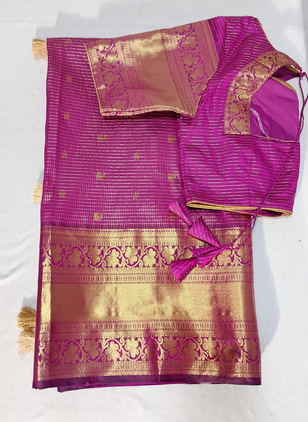 S008: Ready To Ship Beautiful Vintage Checks Saree With Stitched Blouse