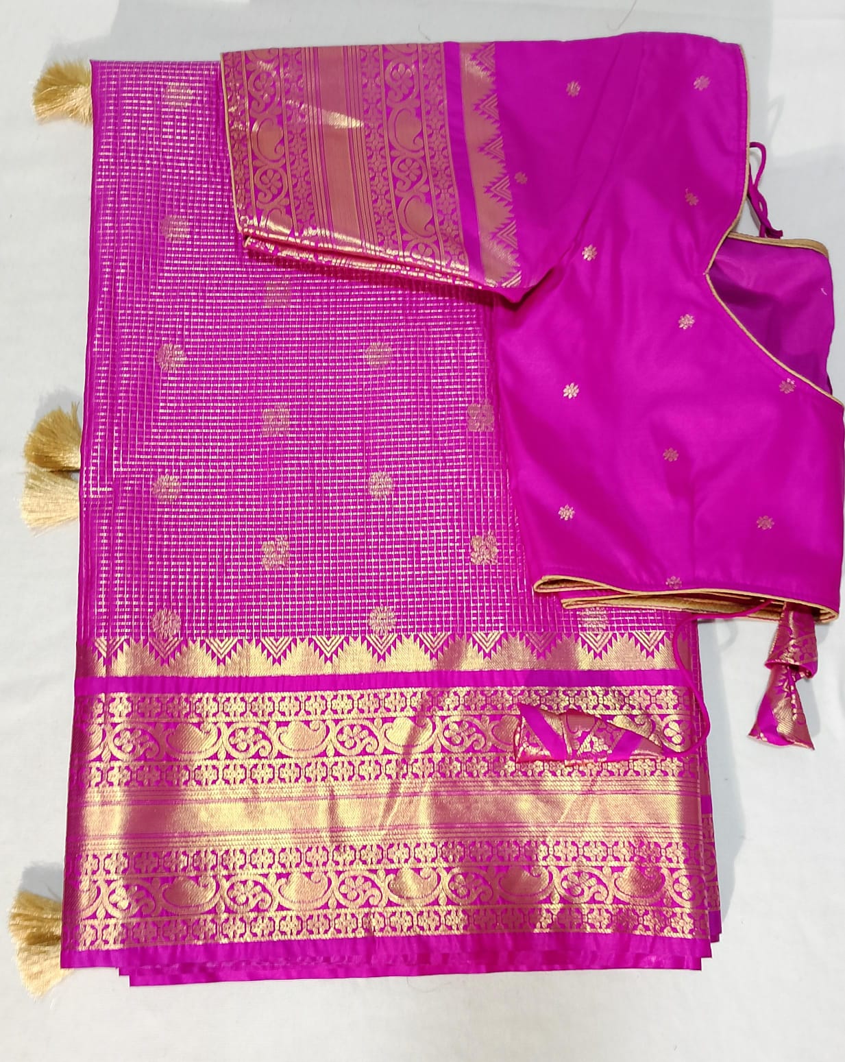 S009: Ready To Ship Beautiful Vintage Checks Saree With Stitched Blouse