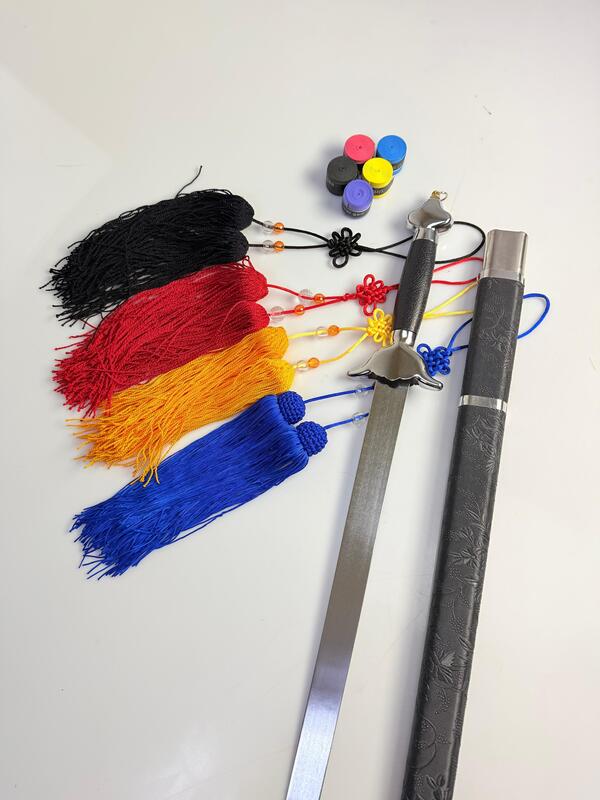 Espada con funda negra para niños