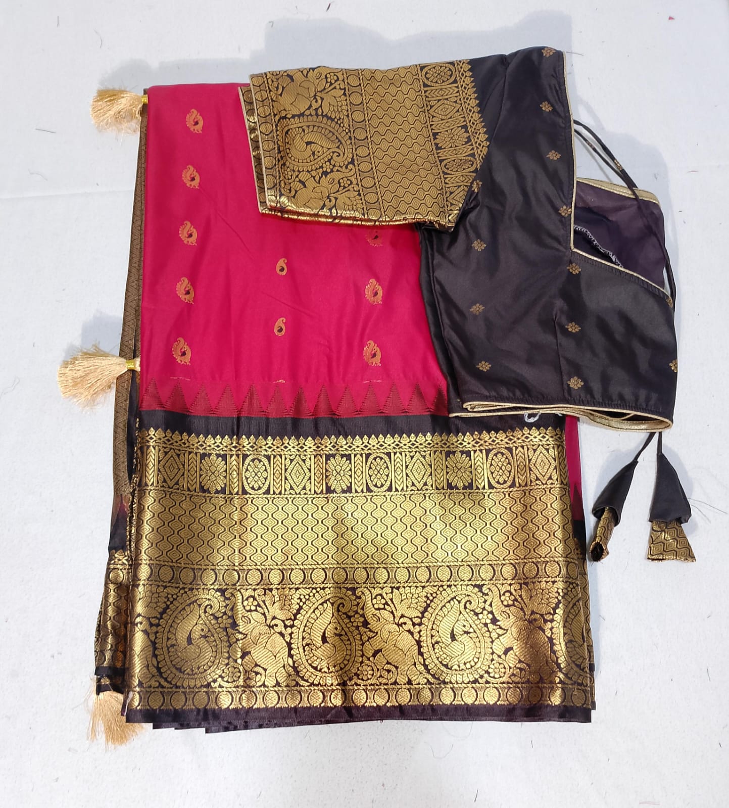 N469: Ready To Ship Beautiful Gadwal Saree With Stitched Blouse