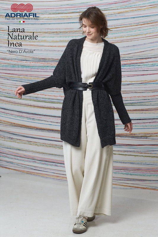 SCHEDA MAGLIA LANA NATURALE INCA – Mantella con maniche Nero D’Avola SCHEDA MAGLIA LANA NATURALE INCA – Mantella con maniche Nero D’Avola