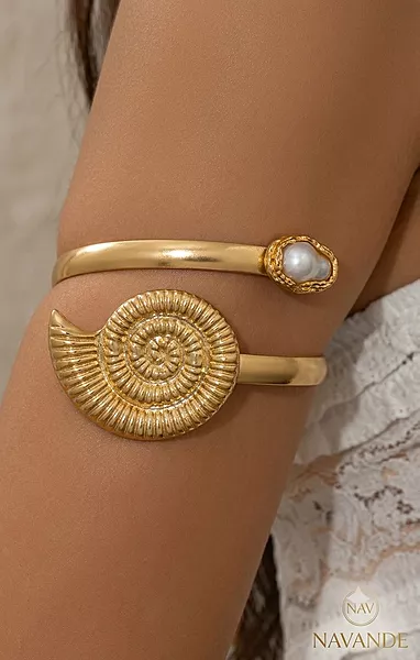 ocean-gold-seashell-pearl-arm-cuff
