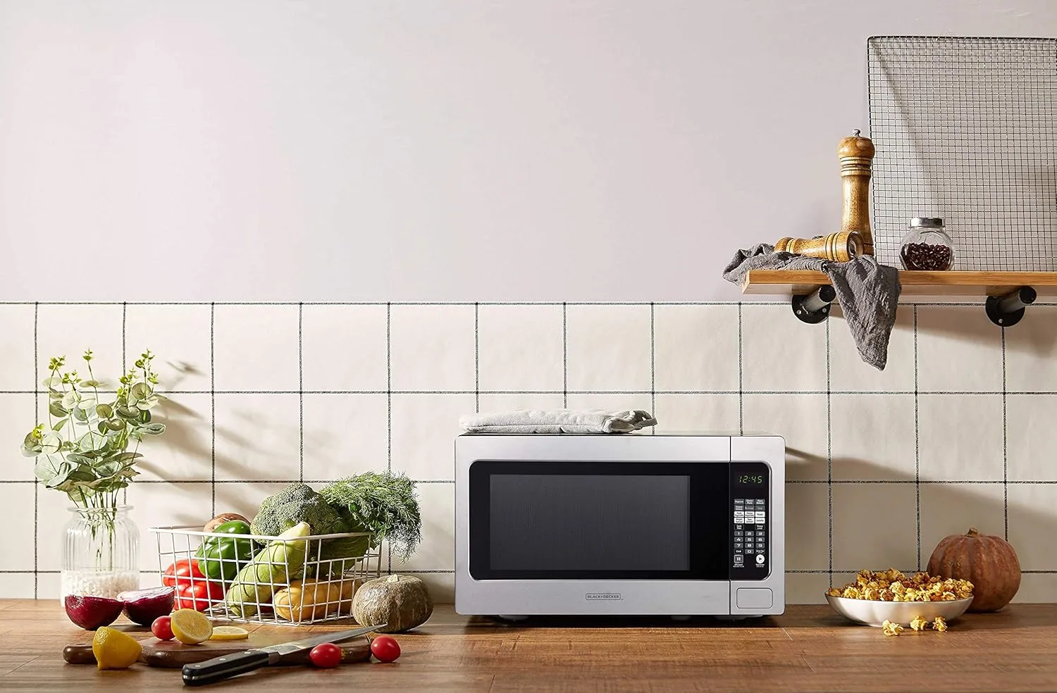Black+Decker EM262AMY-PHB 2.2 Cu. Ft. Microwave with Sensor Cooking, Stainless Steel