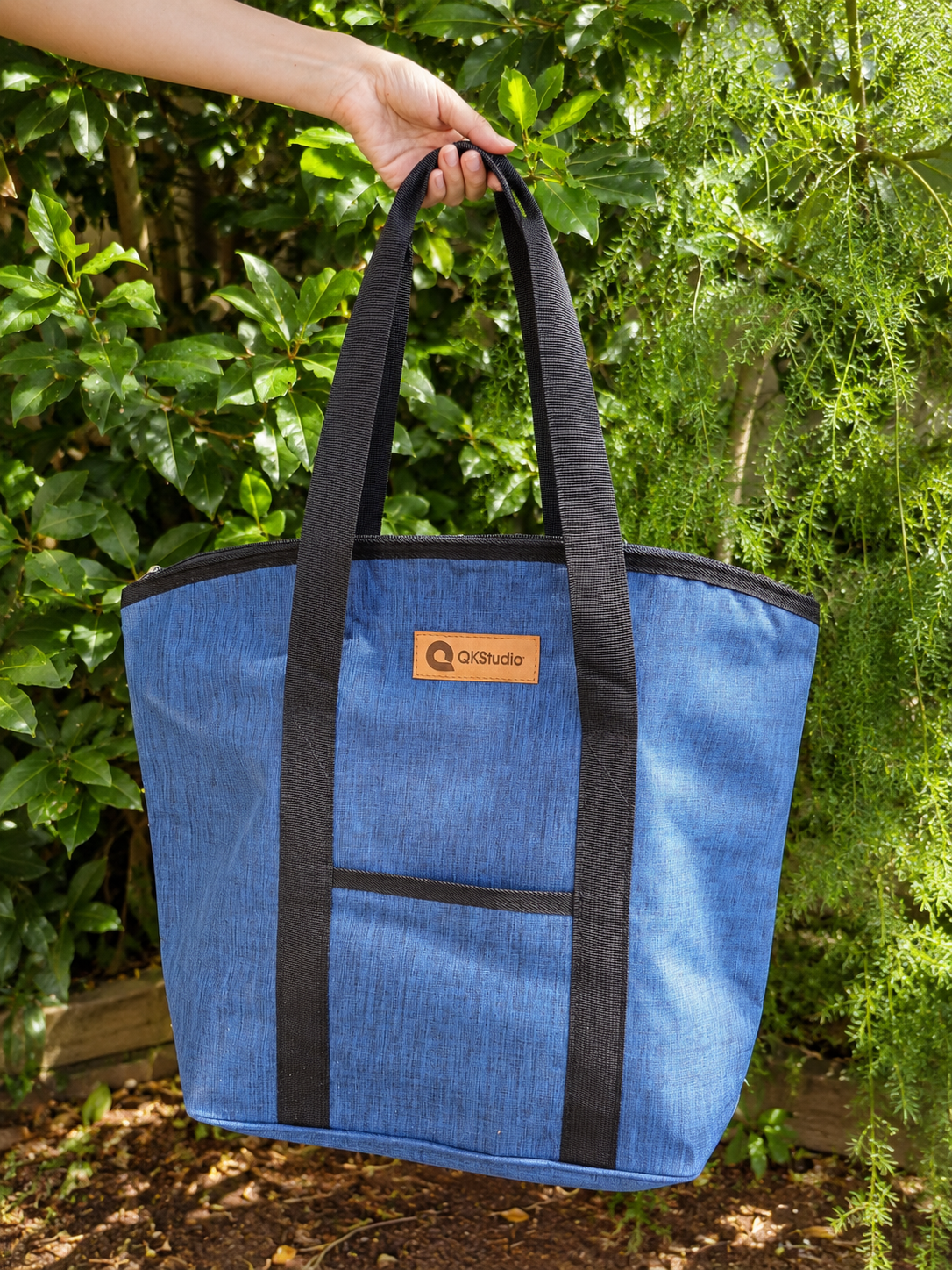 Bolso termico con manijas. Color azul o gris.