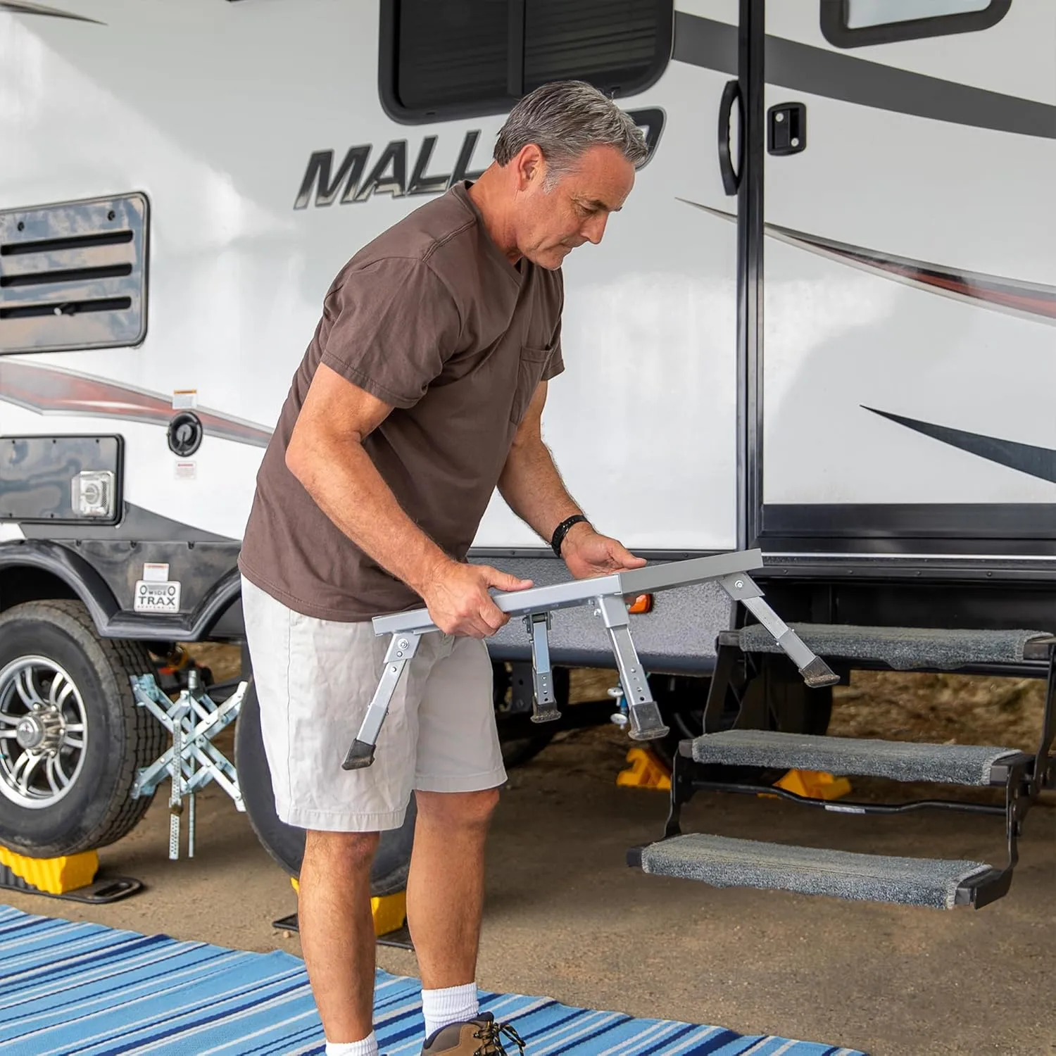 CAMCO Aluminum Platform RV Step Stool (19 x 14.5 in)