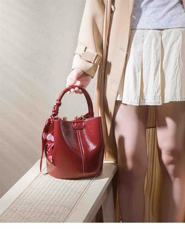 RETRO BUCKET BAG SOFT LEATHER