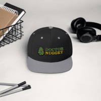 Gorra snapback Dr. Nugget