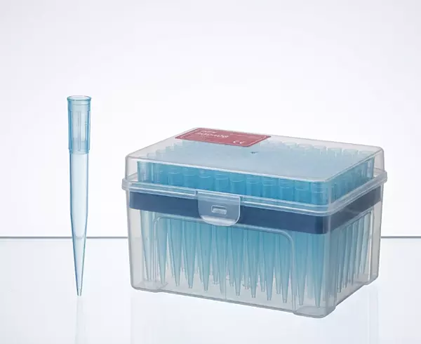 Puntas con filtro para pipeta de 1000 uL, estériles, ajuste universal, en gradilla (Caja con 960 puntas), libres de DNasa/RNasa y pirógenos. Marca Cellpro. Catálogo 800408