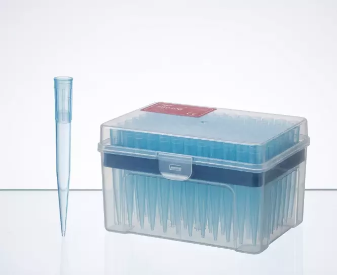 Puntas con filtro para pipeta de 1000 uL, estériles, ajuste universal, en gradilla (Caja con 960 puntas), libres de DNasa/RNasa y pirógenos. Marca Cellpro. Catálogo 800408