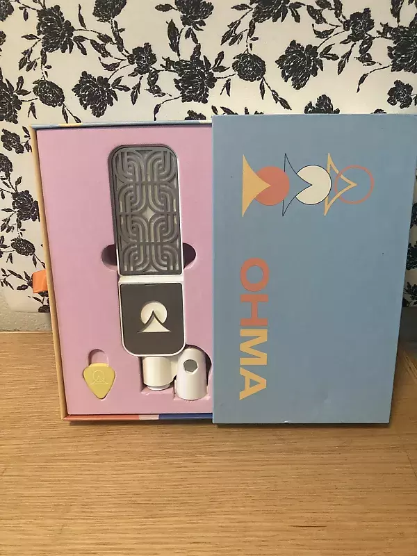 Ohma World Motif Ribbon Microphone 2023 - Present - White / Stainless Steel***DEMO**** Ohma World Motif Ribbon Microphone 2023 - Present - White / Stainless Steel***DEMO****