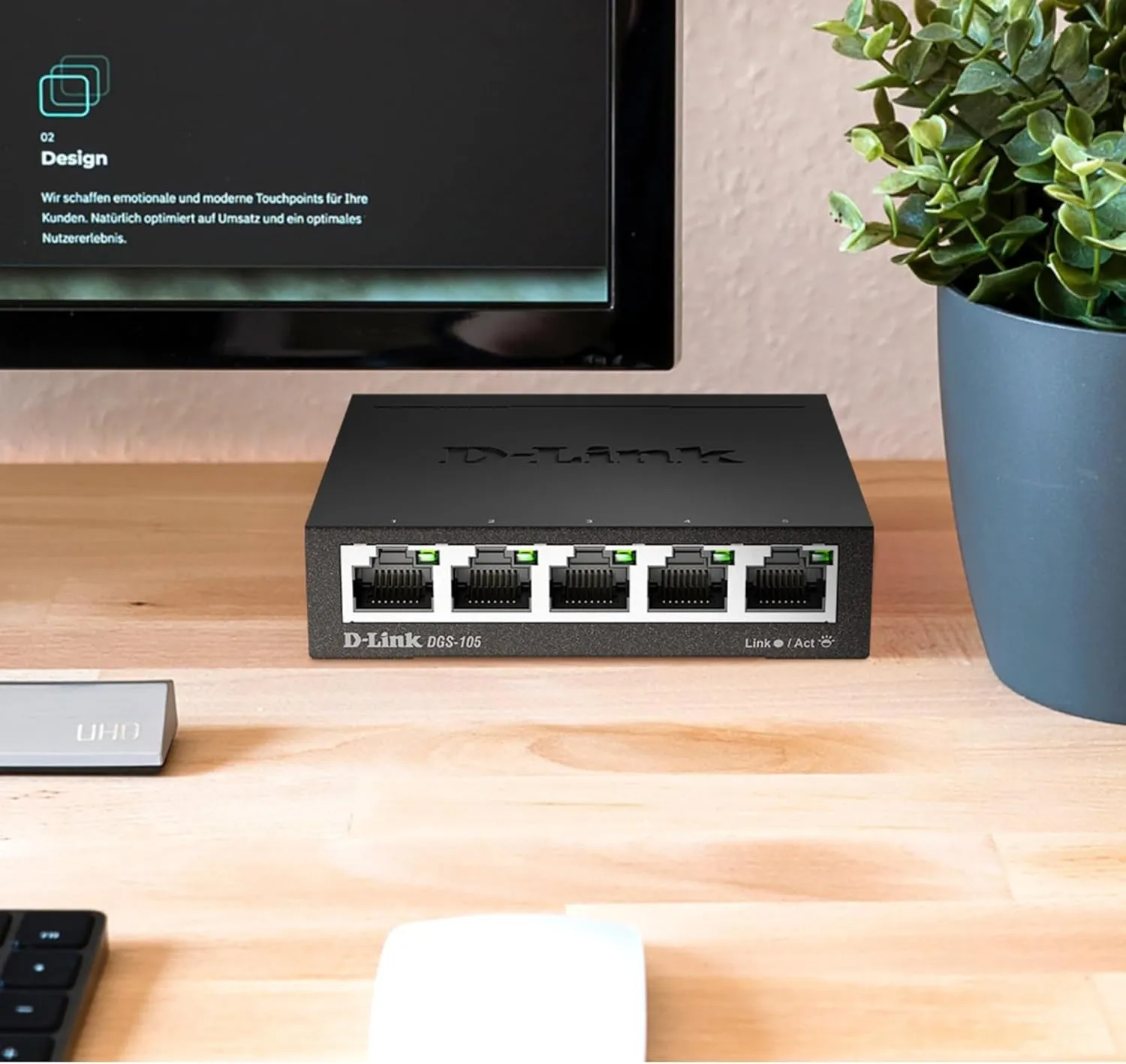D-Link Gigabit Unmanaged Metal Fan-Free Desktop/Wall-Mount Switch
