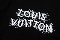 Playera Louis Vuitton Tipograf�a Art�stica de Lujo
