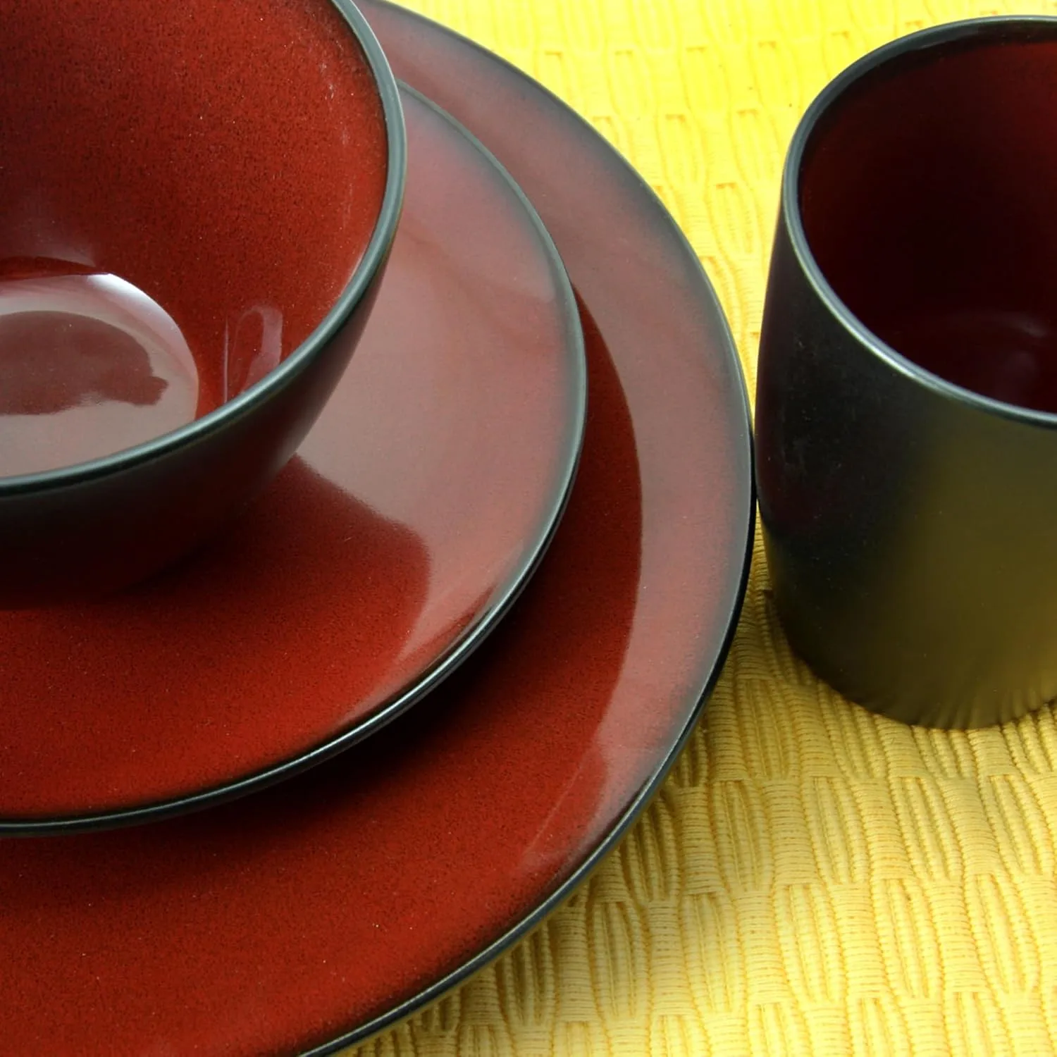 Gibson Soho Lounge 16-Piece Round Dinnerware Set, Burgundy