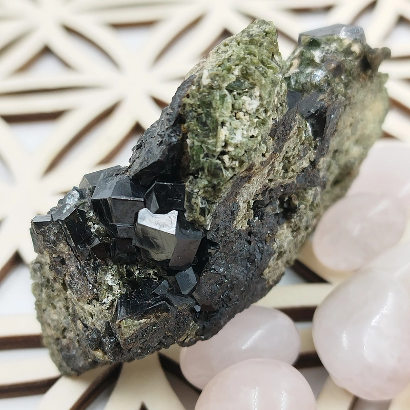Granate Negro Andradita en Matriz de Epidota