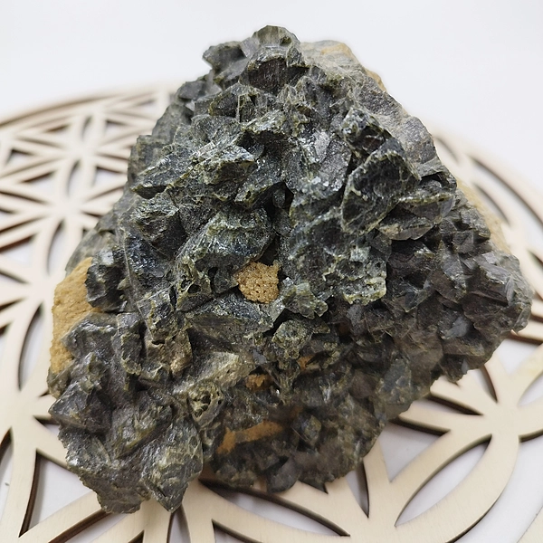 Granate Negro Melanita en Matriz de Topazolita