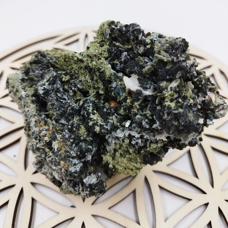 Granate Verde Olivino Andradita en Matriz de Epidota
