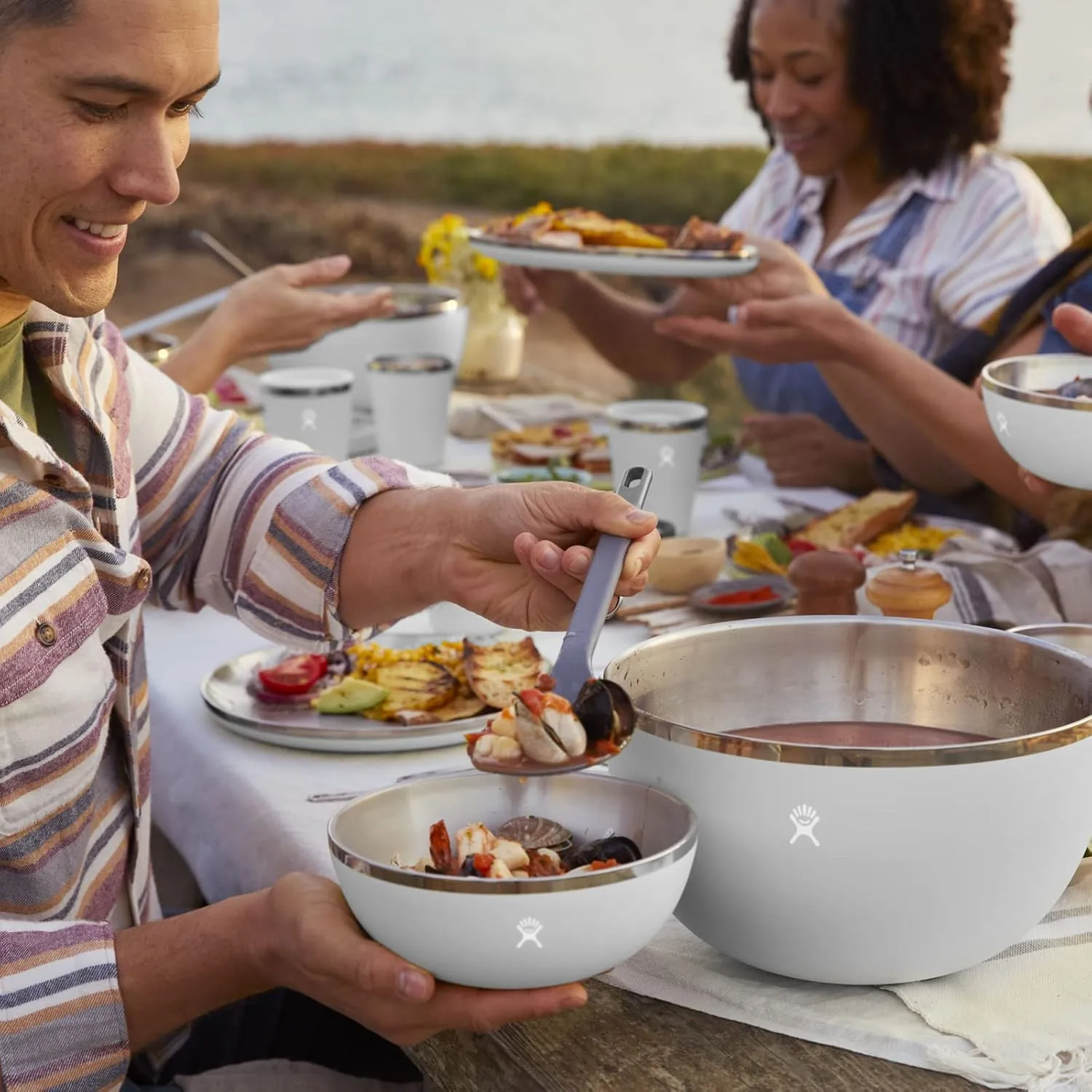 Hydro Flask Outdoor Kitchen Stainless Steel Serving Bowl with Press-in Lid