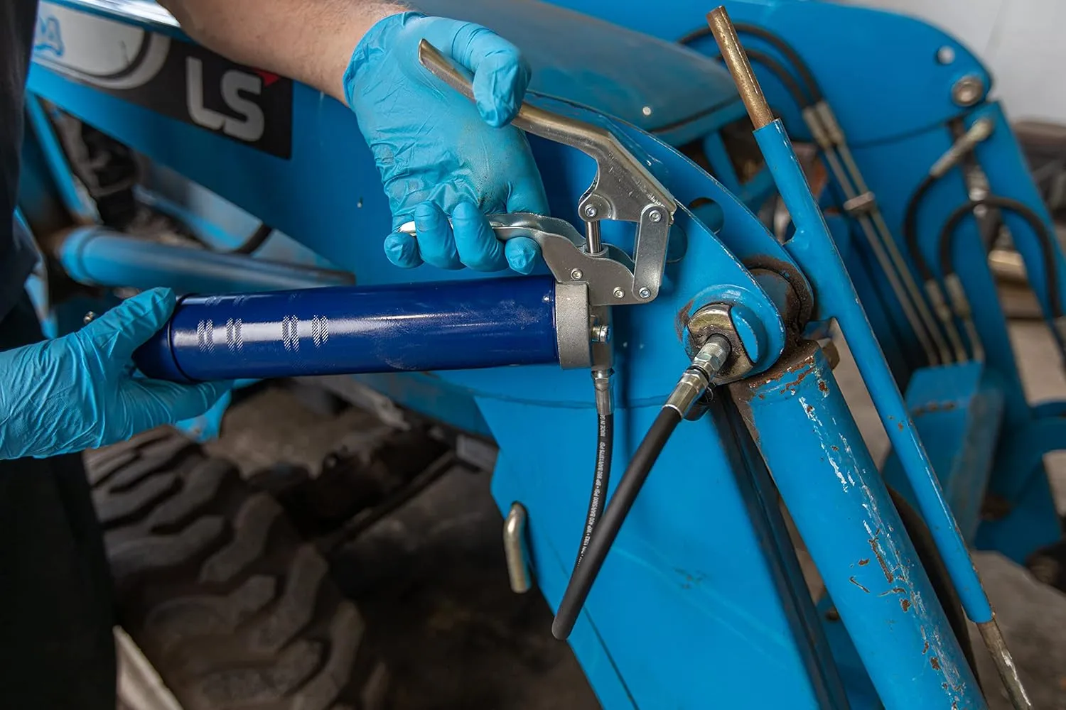 Lincoln 1133 Pistol Grip Grease Gun with 18" Whip Flex Hose and Coupler, 2-Way Loading, 6,000 PSI, One-Hand Operation