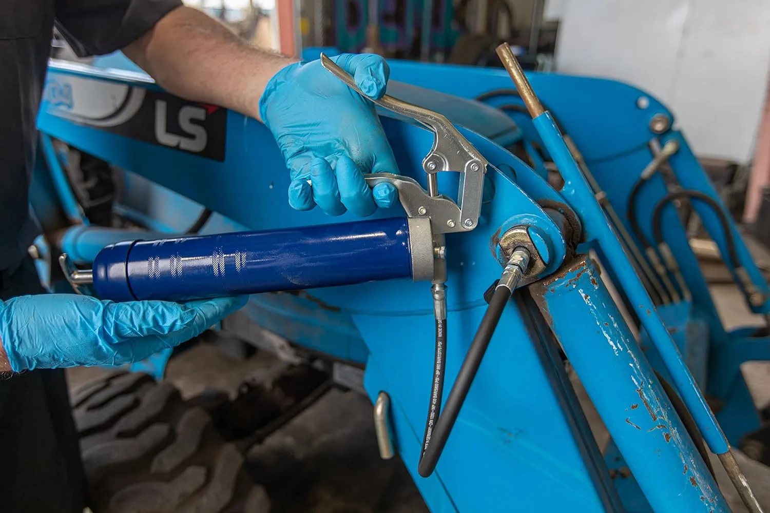 Lincoln 1133 Pistol Grip Grease Gun with 18" Whip Flex Hose and Coupler, 2-Way Loading, 6,000 PSI, One-Hand Operation