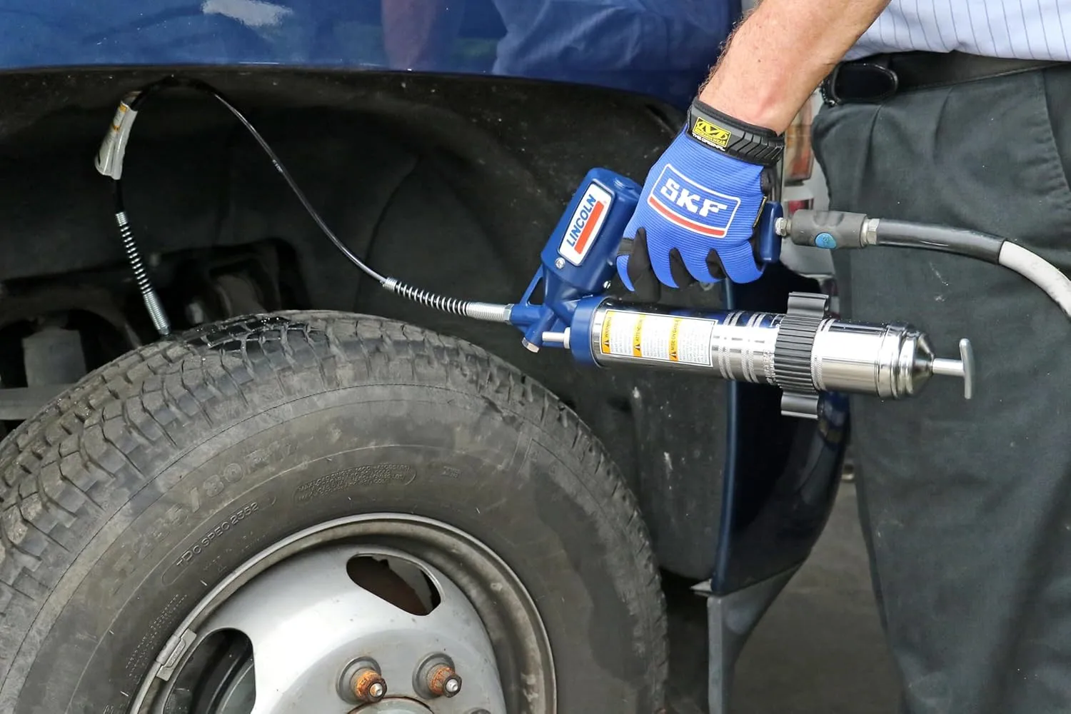 Lincoln 1142 Lever Action Manual Grease Gun with Rigid Extension, Premium Dual Lip Follower, Jam Proof Toggle Mechanism