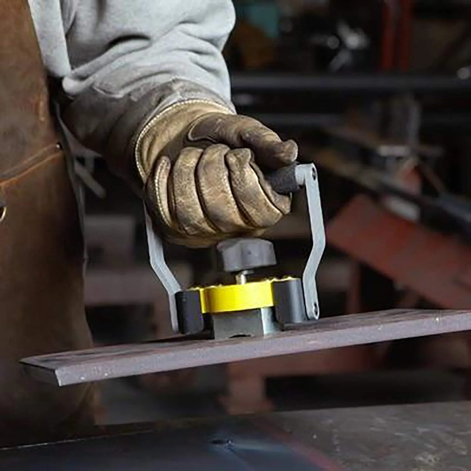 Magswitch Hand Lifter 60 Manual with 200lb to 60lb Magswitch safety, and 180 Degree Turn Knob for Small Steel Lifting