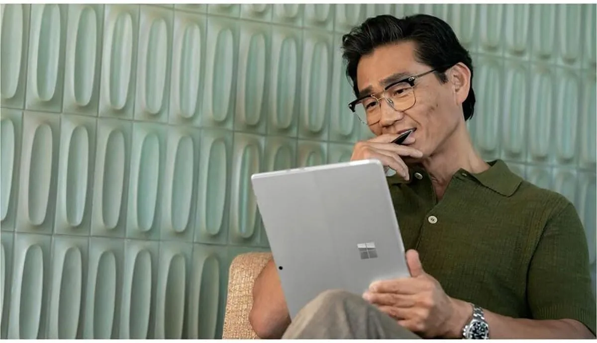 Microsoft Surface Pro 10 Tablet - 13" - vPro Technology - 8 GB - 256 GB SSD - Windows 11-5G - Platinum
